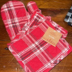 NWT set of two pot holders and one oven mit! Gorgeous!